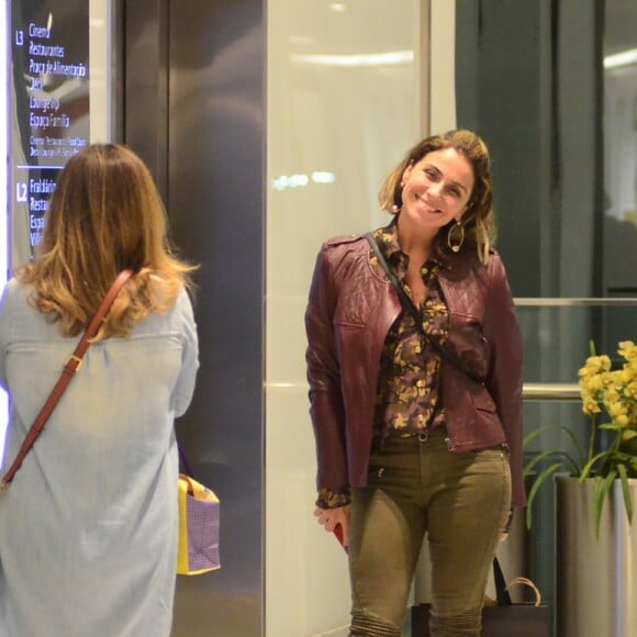 Giovanna Antonelli escolheu um look confortável e em cores sóbrias para o passeio