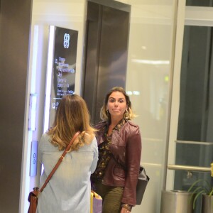 Giovanna Antonelli faz careta para paparazzo em shopping no Rio