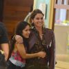 Giovanna Antonelli posa com fã para foto em shopping no Rio de Janeiro
