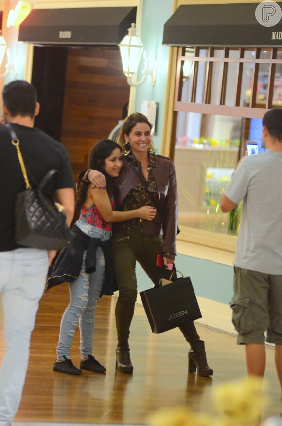 Giovanna Antonelli posa com fã para foto em shopping no Rio de Janeiro