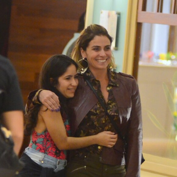 Giovanna Antonelli posa com fã para foto em shopping no Rio de Janeiro