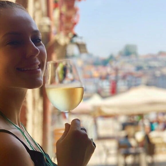 Paolla Oliveira posta foto com taça em Portugal