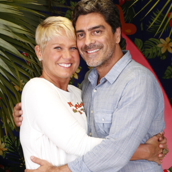 Xuxa Meneghel e Junno Andrade tatuaram um código de barra escrito '1963', o ano de nascimento dos dois, na parte de trás da perna