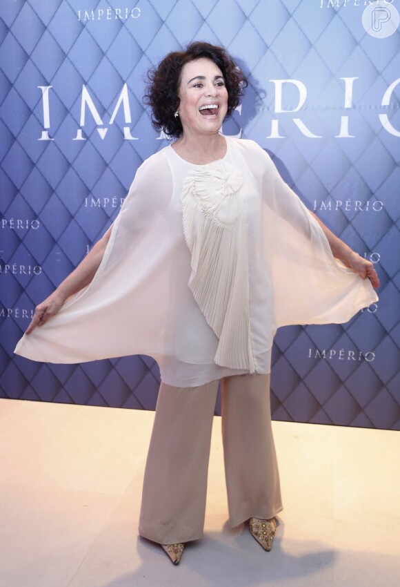 Regina Duarte brinca com look esvoaçante na festa de lançamento da novela 'Império', neste sábado, 19 de julho de 2014