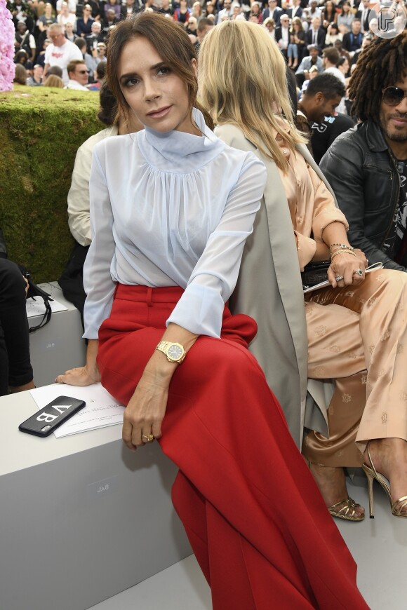 Victoria Beckham prestigiou o desfile da coleção primavera/verão 2019 masculina da Dior, durante a Paris Fashion Week, neste sábado, 23 de junho de 2018
