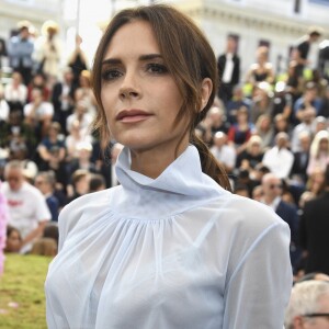 Victoria Beckham prestigiou o desfile da coleção primavera/verão 2019 masculina da Dior, durante a Paris Fashion Week, neste sábado, 23 de junho de 2018
