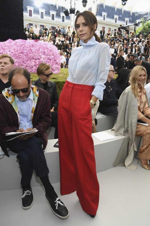 Victoria Beckham prestigiou o desfile da coleção primavera/verão 2019 masculina da Dior, durante a Paris Fashion Week, neste sábado, 23 de junho de 2018
