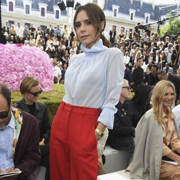 Victoria Beckham prestigiou o desfile da coleção primavera/verão 2019 masculina da Dior, durante a Paris Fashion Week, neste sábado, 23 de junho de 2018
