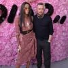 Winnie Harlow posou com Kim Jones no desfile da coleção primavera/verão 2019 masculina da Dior, durante a Paris Fashion Week, neste sábado, 23 de junho de 2018
