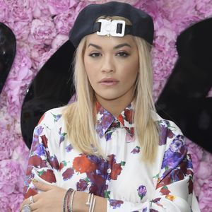 Rita Ora prestigiou o desfile da coleção primavera/verão 2019 masculina da Dior, durante a Paris Fashion Week, neste sábado, 23 de junho de 2018
