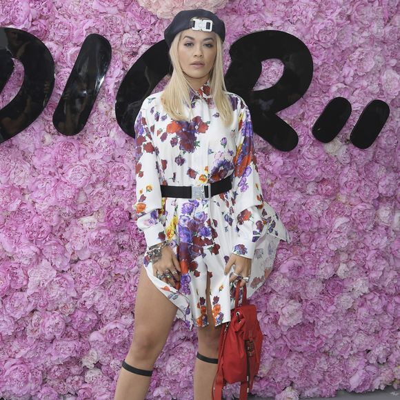 Rita Ora prestigiou o desfile da coleção primavera/verão 2019 masculina da Dior, durante a Paris Fashion Week, neste sábado, 23 de junho de 2018
