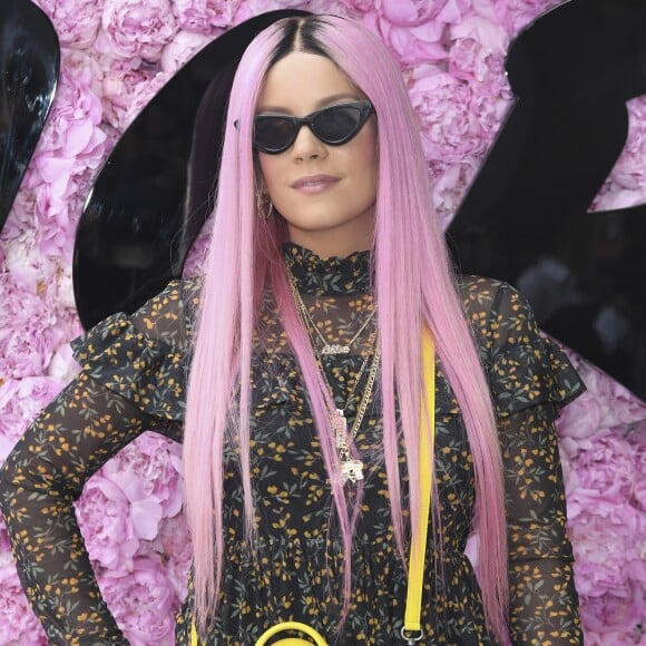 Lily Allen prestigiou o desfile da coleção primavera/verão 2019 masculina da Dior, durante a Paris Fashion Week, neste sábado, 23 de junho de 2018
