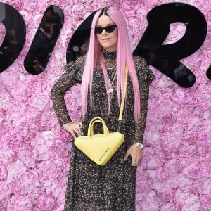 Lily Allen prestigiou o desfile da coleção primavera/verão 2019 masculina da Dior, durante a Paris Fashion Week, neste sábado, 23 de junho de 2018
