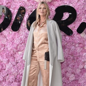 Kate Moss prestigiou o desfile da coleção primavera/verão 2019 masculina da Dior, durante a Paris Fashion Week, neste sábado, 23 de junho de 2018
