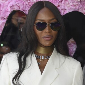 Naomi Campbell prestigiou o desfile da coleção primavera/verão 2019 masculina da Dior, durante a Paris Fashion Week, neste sábado, 23 de junho de 2018
