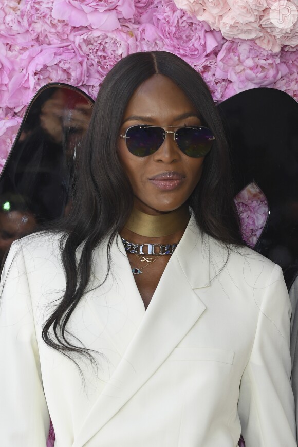 Naomi Campbell prestigiou o desfile da coleção primavera/verão 2019 masculina da Dior, durante a Paris Fashion Week, neste sábado, 23 de junho de 2018
