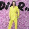 Bella Hadid prestigiou o desfile da coleção primavera/verão 2019 masculina da Dior, durante a Paris Fashion Week, neste sábado, 23 de junho de 2018
