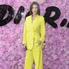 Bella Hadid prestigiou o desfile da coleção primavera/verão 2019 masculina da Dior, durante a Paris Fashion Week, neste sábado, 23 de junho de 2018
