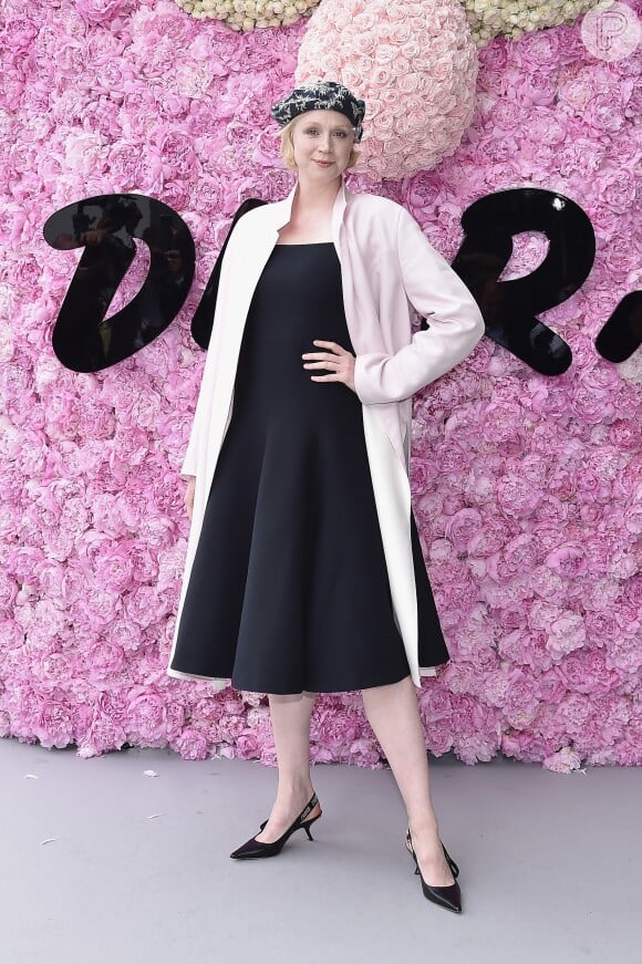 Gwendoline Christie prestigiou o desfile da coleção primavera/verão 2019 masculina da Dior, durante a Paris Fashion Week, neste sábado, 23 de junho de 2018
