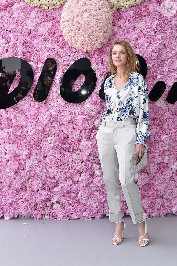 Natalia Vodianova prestigiou o desfile da coleção primavera/verão 2019 masculina da Dior, durante a Paris Fashion Week, neste sábado, 23 de junho de 2018
