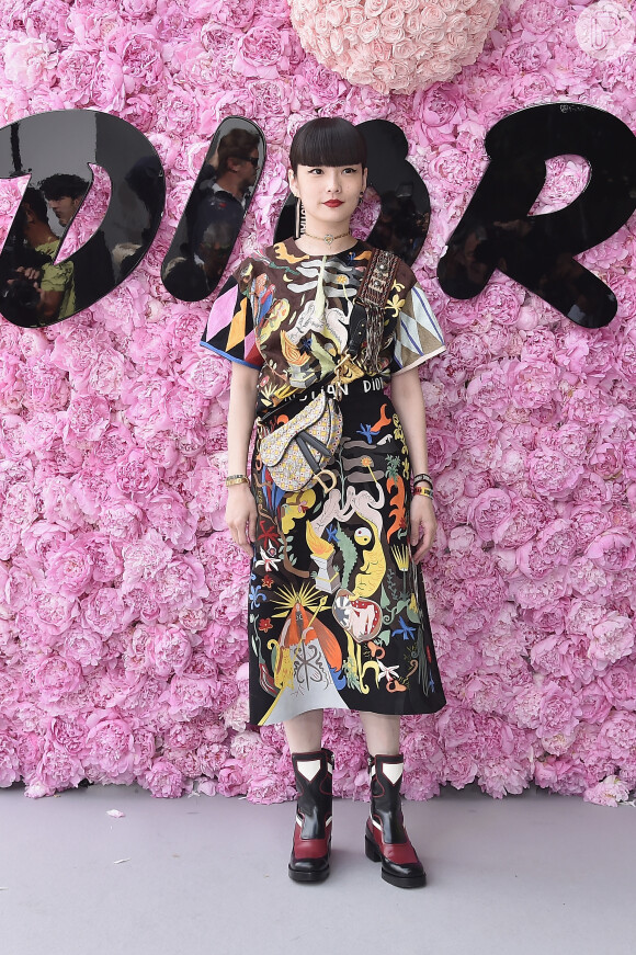 Kozue Akimoto prestigiou o desfile da coleção primavera/verão 2019 masculina da Dior, durante a Paris Fashion Week, neste sábado, 23 de junho de 2018
