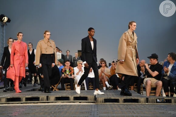 Street wear, nova alfaiataria e looks genderless são propostas vistas na Semana de Moda de Paris. Os looks são da Alexander McQueen por Sarah Burton