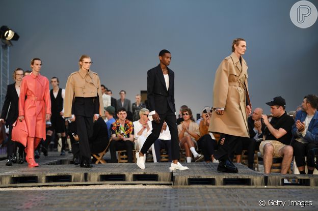 Street wear, nova alfaiataria e looks genderless são propostas vistas na Semana de Moda de Paris. Os looks são da Alexander McQueen por Sarah Burton