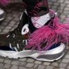 Chunky Sneakers: na nova coleção de verão 2019, Valentino propõe seu modelo com pluminhas