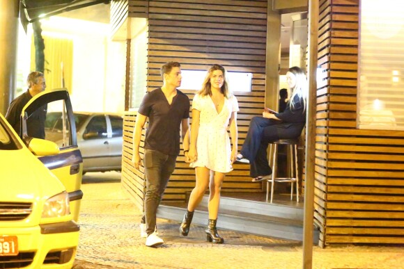 Cauã Reymond e Mariana Goldfarb foram fotografados ao deixarem o restaurante japonês