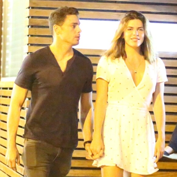 Cauã Reymond e Mariana Goldfarb foram fotografados ao deixarem o restaurante japonês