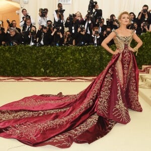 Blake Lively aposta em looks luxosos e extravagantes