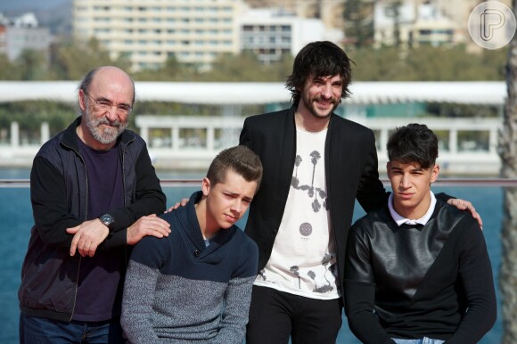 Álex Angulo ao lado do elenco do filme 'A Escondidas' em evento na Espanha