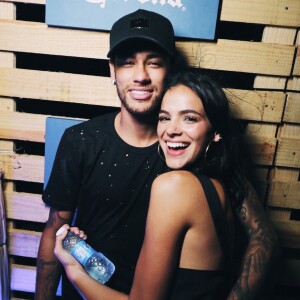 Namorada de Neymar, Bruna Marquezine assistiu o jogo da seleção brasileira coladinha na televisão