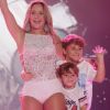Claudia Leitte recebeu os filhos, Davi, de 8 anos, e Rafael, de 5, em show no Farol da Barra, em Salvador, nesta quarta-feira, 27 de junho de 2018. Veja abaixo!