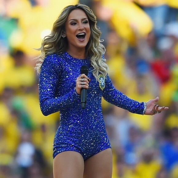 Claudia Leitte foi chamada de 'galinha pintadinha' pelo figurino usado na cerimônia da abertura da Copa de 2014