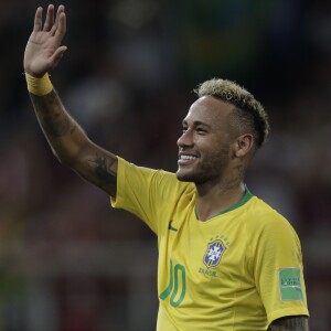 Neymar procurou o filho, Davi Lucca, na arquibancada