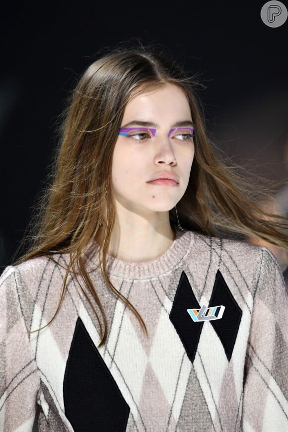 Aqui, a Vuitton aposta nos olhos gráficos, milimetricamente pintados com delineador colorido