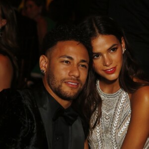 'Bruna, por favor, nosso craque Neymar já anda com os nervos à flor da pele', escreveu outro fã sobre o casal na foto de Marquezine