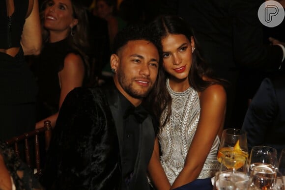 'Bruna, por favor, nosso craque Neymar já anda com os nervos à flor da pele', escreveu outro fã sobre o casal na foto de Marquezine