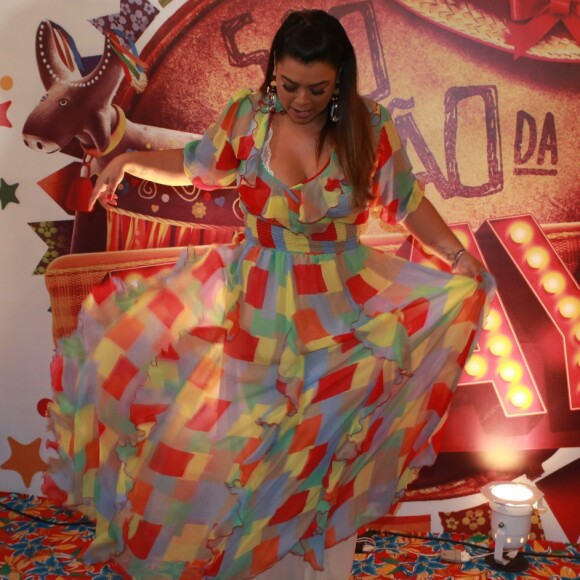 Preta Gil investe em look fluído para a 2ª edição do São João da Thay, no Maranhão, nesta quinta-feira, 28 de junho de 2018