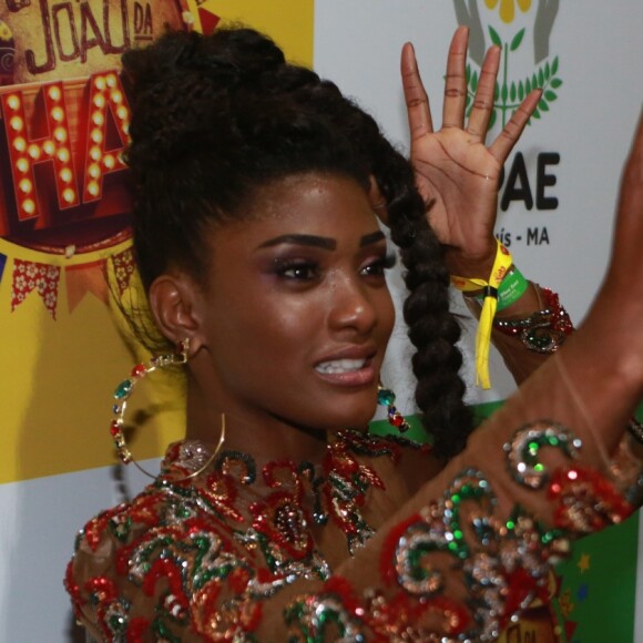 Erika Januza aposta em tranças para festa de São João e adianta: 'Estou com um projeto para falar de cabelo cacheado e como ele nos conecta com o mundo'