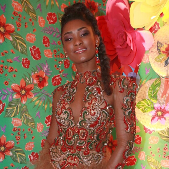 Erika Januza comenta transparência em look: 'Eu gosto do que leva para a elegância. Poder mostrar, sem mostrar demais'