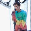 Cantor Troye Sivan, do hit "There for You" usa look arco-íris em seu show