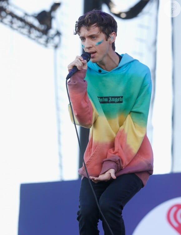 Cantor Troye Sivan, do hit "There for You" usa look arco-íris em seu show