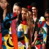 Desfile da Moschino na Milan Fashion Week mostrando que as cores são tendência