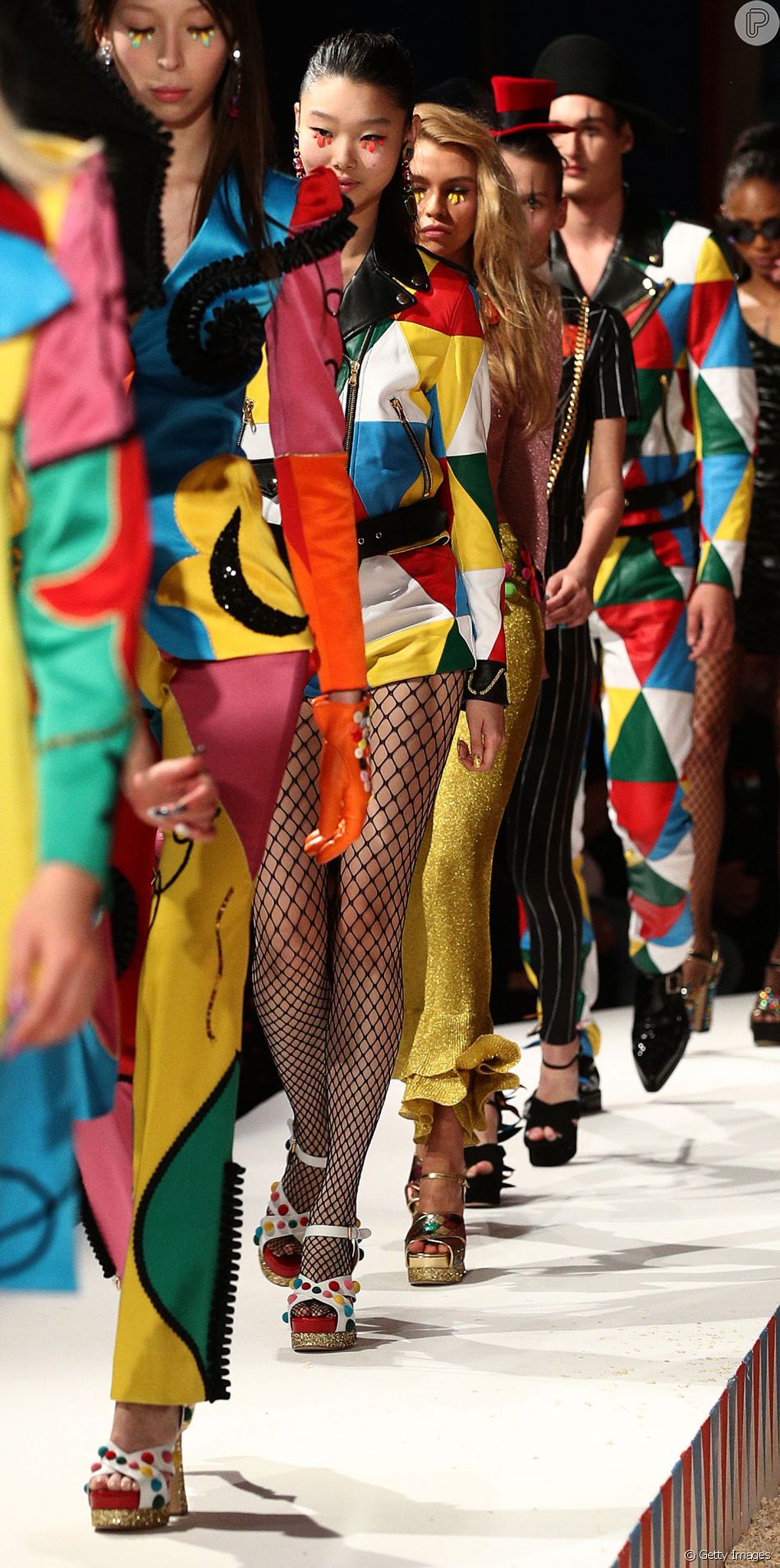 Desfile da Moschino na Milan Fashion Week mostrando que as cores são