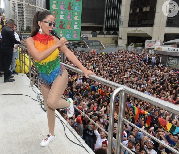 Anita veste look C&A para seu show na Parada do Orgulho LGBTQ+