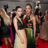 Atrizes Zoe Kravitz e Tessa Thompson temáticas no tapete vermelho do Grammy Awards