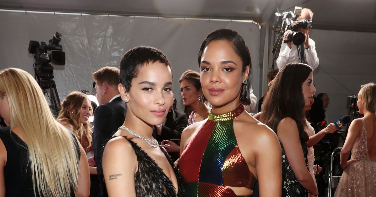 Atrizes Zoe Kravitz e Tessa Thompson temáticas no tapete ...