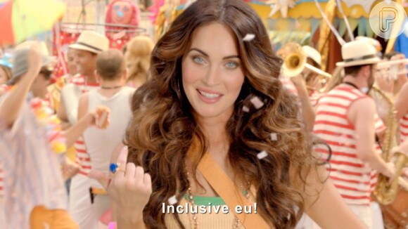 Megan Fox, no comercial da marca, diz que: 'No carnaval você pode ser quem quiser, inclusive eu', em referência às fantasias da folia brasileira
